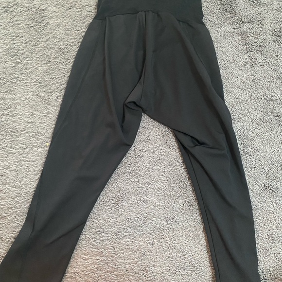 Motherhood Workout Crops - Picture 3 of 3